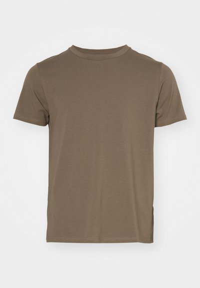 Ruda medvilnės marškinėliai su trumpomis rankovėmis, apvalia iškirpte ir laisvu siluetu. Suteikia papildomo komforto šoniniai įpjovimai hemu.