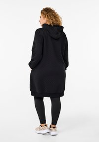 Active by Zizzi LANGE GESTEPPTE SPORT MIT REISSVERSCHLUSS - Tröja med dragkedja - black