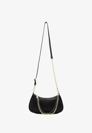 Bolso de hombro de cuero negro con forma curva, que cuenta con un adorno de cadena dorada y una correa desmontable y ajustable. Textura lisa y cierre de cremallera.