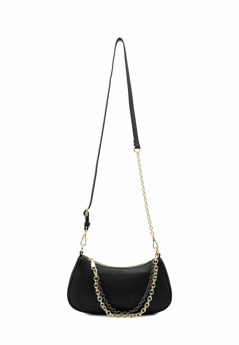 Bolso de hombro de cuero negro con forma curva, que cuenta con un adorno de cadena dorada y una correa desmontable y ajustable. Textura lisa y cierre de cremallera.