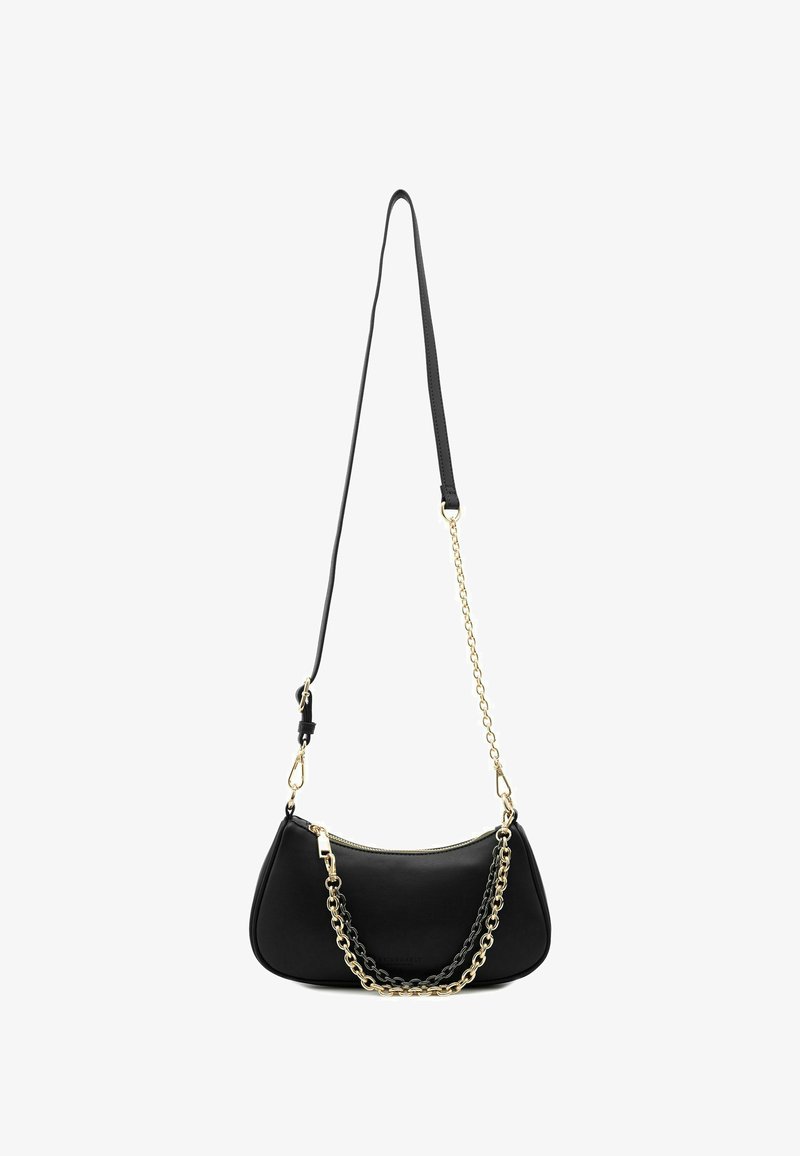 Bolso de hombro de cuero negro con forma curva, que cuenta con un adorno de cadena dorada y una correa desmontable y ajustable. Textura lisa y cierre de cremallera.