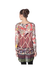 Túnica multicolor con mangas largas, que presenta patrones florales y geométricos en rojo, negro y verde. Material suave y fluido con un escote redondo.