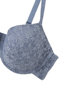Jasnoniebieski koronkowy stanik z miękkim, teksturowanym materiałem, formowanymi miseczkami, regulowanymi ramiączkami oraz kwiatowym wzorem koronki na powierzchni.