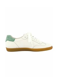 Sneaker en cuir blanc avec un talon en suède vert, lacets plats et semelle en caoutchouc gomme. Doté d'un bout arrondi et de coutures minimales.