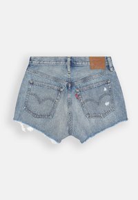 Pantalones cortos de mezclilla con un lavado azul claro, dobladillo desflecado, dos bolsillos traseros y una etiqueta de cuero con marca en la cinturilla.