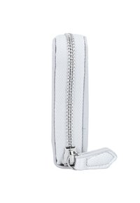 Portafoglio bianco con superficie texturizzata, dotato di una cerniera argentata e di un piccolo tirazip in pelle. Forma slim e rettangolare.