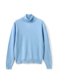Hellblauer, langärmliger Rollkragenpullover mit gerippten Bündchen, Kragen und Saum, flach auf einem weißen Hintergrund ausgelegt.