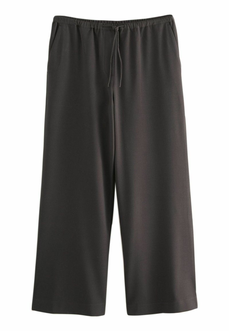 Pantaloni neri a gamba larga realizzati in tessuto morbido, con vita elastica regolabile con coulisse e tasche laterali.
