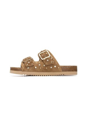 Sandalia tipo slide de ante marrón con dos hebillas, detalles de tachuelas y suela de goma texturizada con patrón en zigzag.