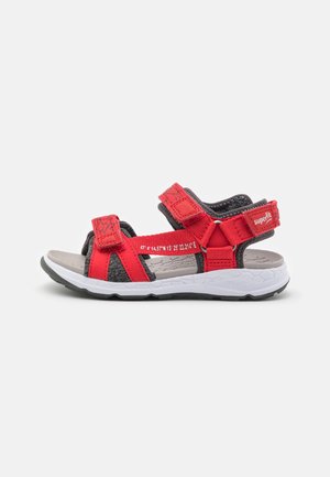 Rød og grå sandal med justerbare Velcro-remme, polstret indersål og struktureret gummisål. Letvægts og designet til komfort.