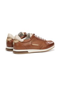 Bruine leren sneakers met een gestructureerde afwerking, beige accenten en witte veters. Beschikt over een rubberen zool en een modern, gestroomlijnd ontwerp.