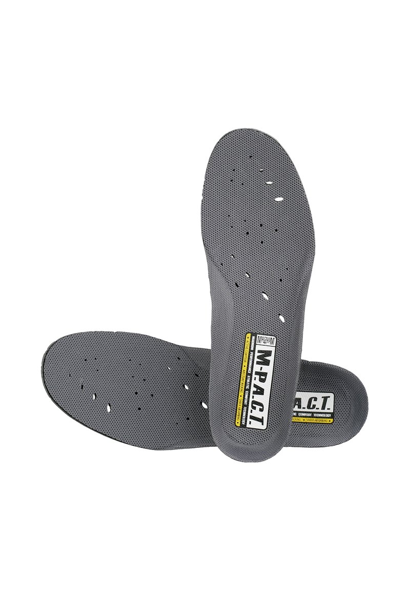 Grijze inlegzolen met een geperforeerde textuur, met de merknaam "M-P.A.C.T." in geel en zwart op een rechthoekig accent.
