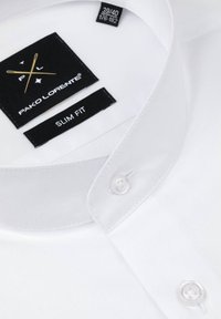 Biała, dopasowana koszula z usztywnionym kołnierzykiem. Posiada przezroczyste guziki oraz czarną metkę z nazwą marki i informacjami o rozmiarze.