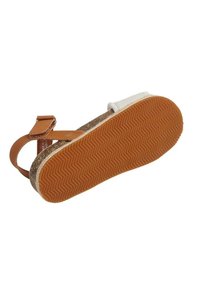 Sandal in pelle marrone con una cinghia in tessuto bianco, soletta testurizzata e suola in gomma con motivo a spina di pesce.