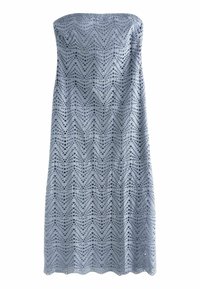 Robe maxi sans bretelles en bleu clair, présentant un motif en zigzag avec des perforations, un design fluide et un ourlet festonné.
