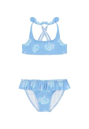 Bañador de dos piezas azul claro con patrones de coral blanco, parte superior con tirantes anudados en los hombros, parte inferior con cintura con volantes.