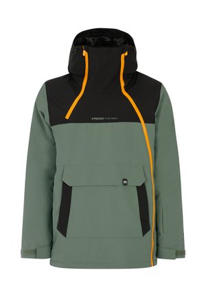 Groene en zwarte jas met een oranje rits, hoge kraag, grote voorzak en verstelbare capuchon. Glad materiaal, ontworpen voor buitengebruik.