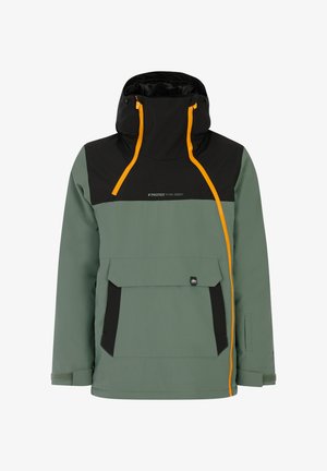 Groene en zwarte jas met een oranje rits, hoge kraag, grote voorzak en verstelbare capuchon. Glad materiaal, ontworpen voor buitengebruik.