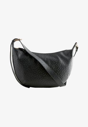 Černá kožená ramenní taška ve tvaru půlměsíce s texturovaným povrchem a nastavitelným popruhem s detaily ve zlaté barvě na přezce.