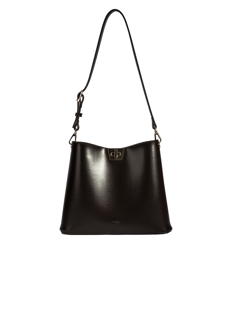 Sac à épaule en cuir noir avec une texture lisse, une forme asymétrique, une bandoulière réglable et un accent de fermoir en métal doré au centre.