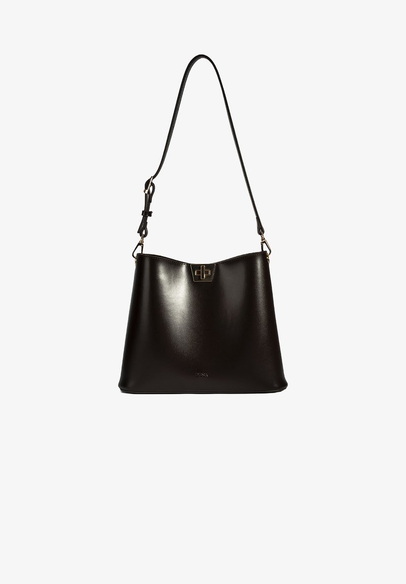 Sac à épaule en cuir noir avec une texture lisse, une forme asymétrique, une bandoulière réglable et un accent de fermoir en métal doré au centre.