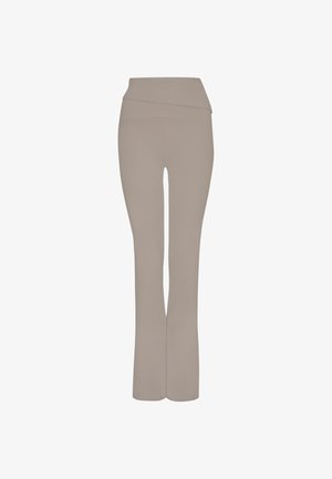 Beige broek met hoge taille, een aansluitend bovenstuk en licht uitlopende pijpen, voorzien van een asymmetrisch taillebanddetail.