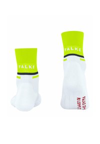 Białe skarpetki z jasnosłonecznym mankietem i logo, z czarnymi paskami wokół kostki oraz czerwonym napisem na podeszwie.