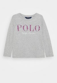 Szara koszulka z długim rękawem wykonana z bawełny, z napisem "POLO" w błyszczącym różowym kolorze i napisem "Ralph Lauren" poniżej, w białym kolorze. Okrągły dekolt, casualowy krój.
