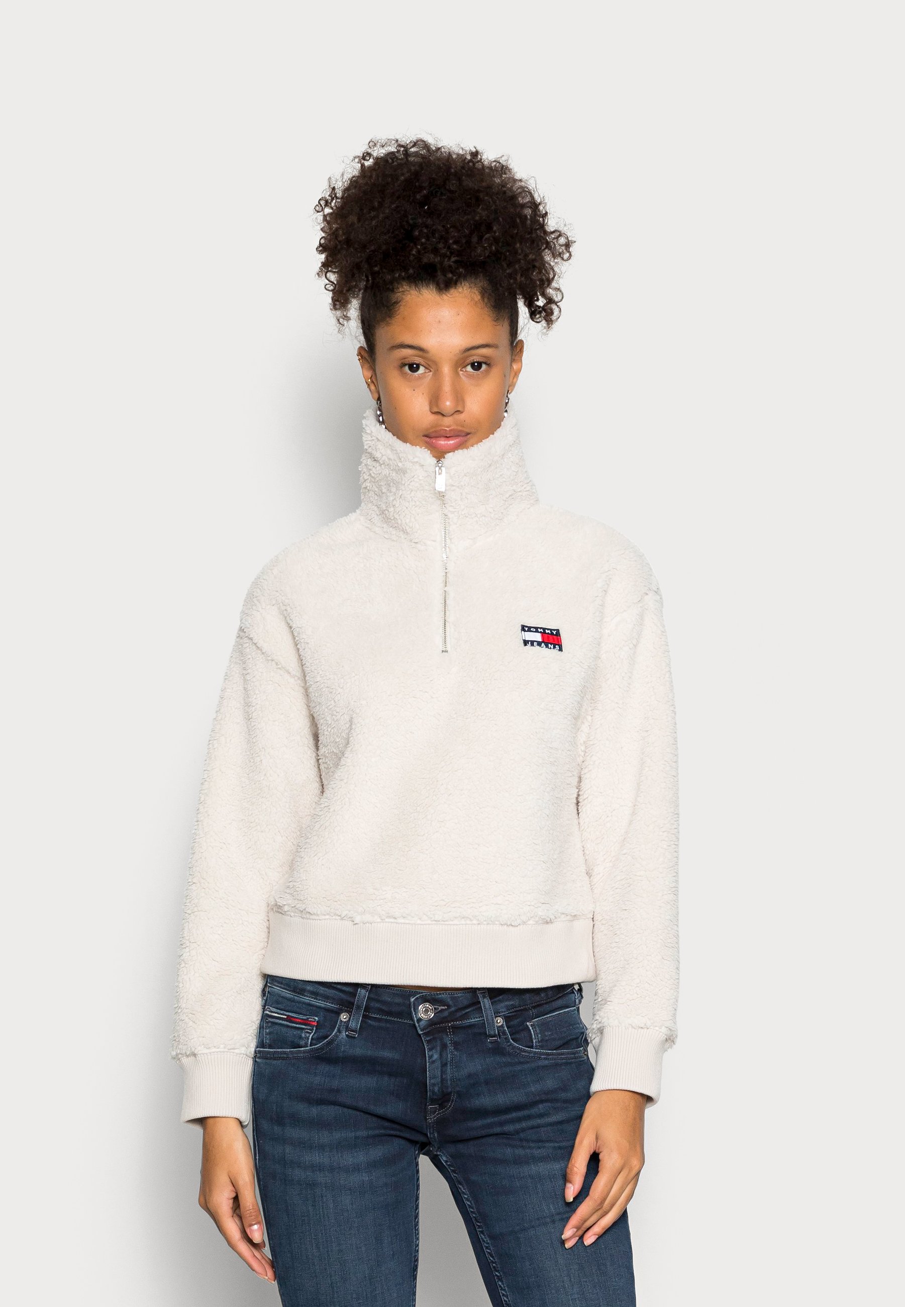 Vaderlijk vos weigeren Tommy Jeans PLUSH BADGE QUARTER ZIP - Fleece trui - stony beige/crème -  Zalando.nl