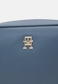 Tommy Hilfiger REFINED CAMERA BAG - Keresztpántos táska - faded ink