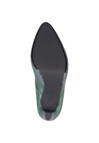 Zapato de tacón alto metálico verde con punta afilada y suela texturizada negra. Acabado suave con un diseño elegante y moderno.
