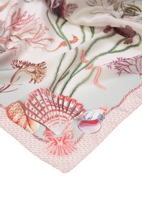 Foulard en soie avec un fond crème clair, présentant des motifs marins colorés, y compris des coquillages, des hippocampes et des coraux, avec une bordure à motif rose.
