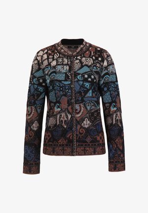 Cárdigan de punto con patrones geométricos en azul, marrón y negro. Presenta mangas largas, un escote redondo y cierres de botón.