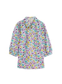 Blusa floral de tejido azul claro con patrones de flores en púrpura, amarillo y verde. Presenta un cuello con solapa y mangas abullonadas.