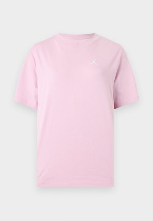 Ροζ κοντομάνικο T-shirt με στρογγυλή λαιμόκοψη και μικρό λευκό λογότυπο Jumpman στο αριστερό στήθος, σε απλό φόντο.