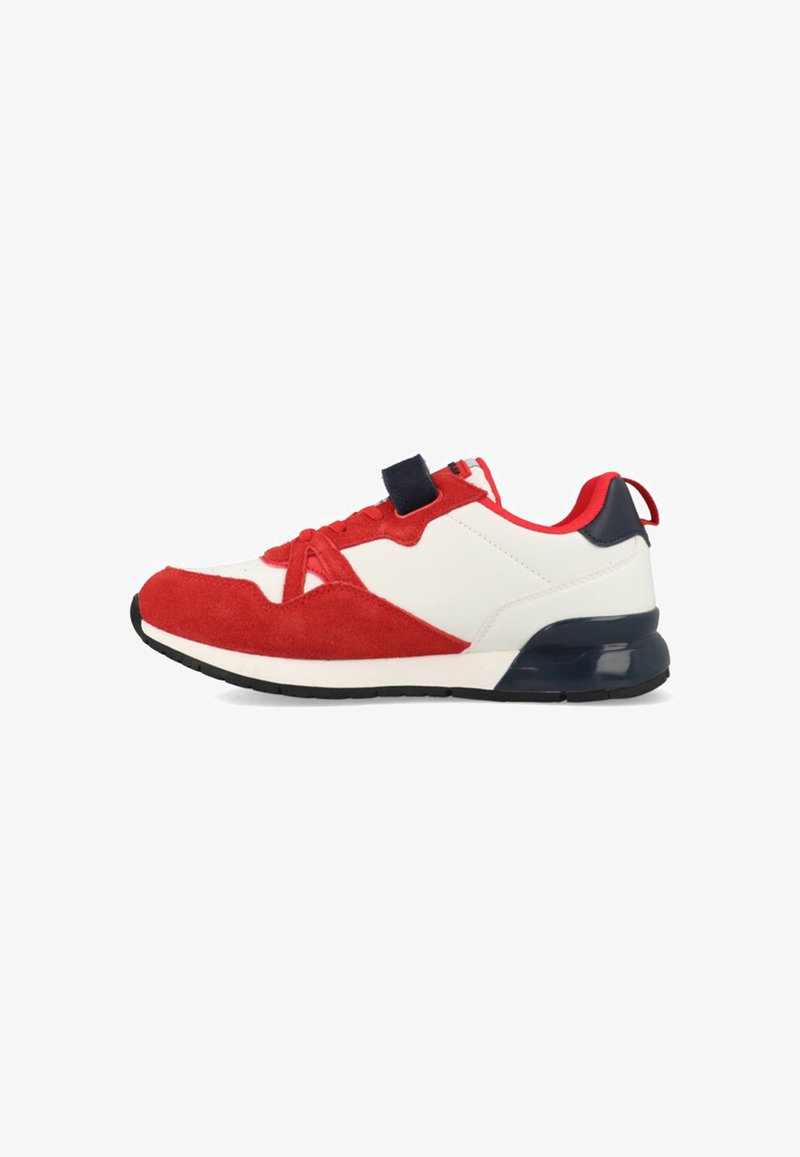 Rot-weiße Sportschuhe mit einem Obermaterial aus Wildleder, Schnürung und Klettverschluss, gepolsterter schwarzer Sohle und navyfarbigem Akzent an der Ferse.