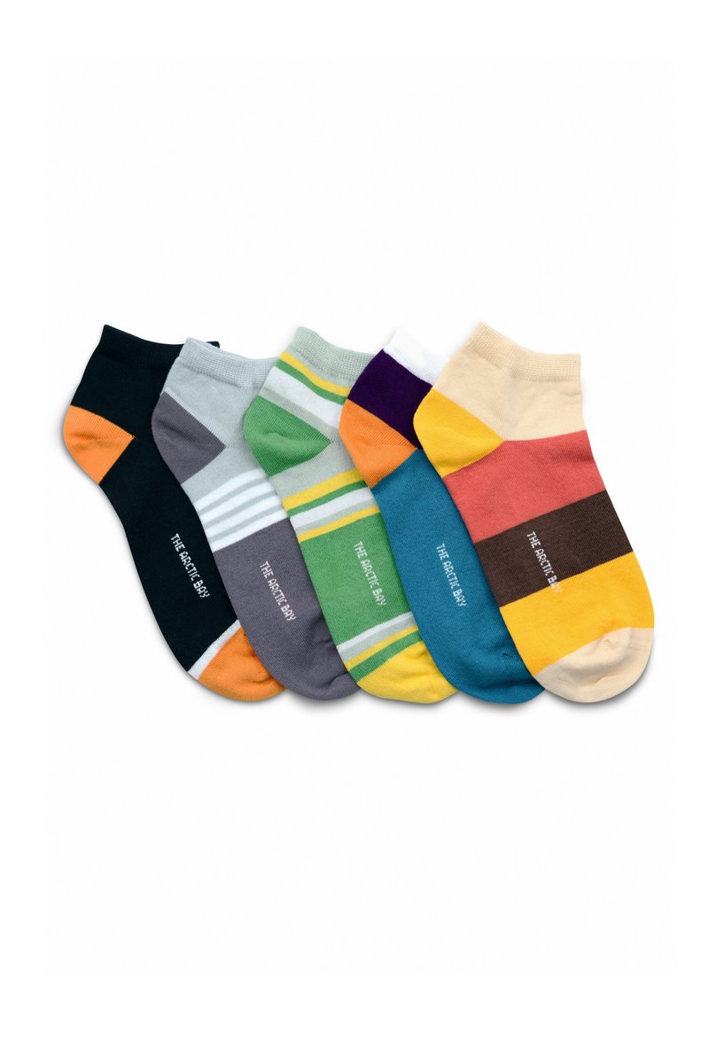 Fünf Paar Socken in verschiedenen Farben: schwarz mit orange, grau mit Streifen, grün und einem Mix aus Mustern in beige, orange, gelb und braun.