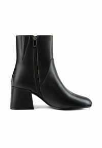 Schwarze Leder-Stiefelette mit spitzem Zehenbereich und Blockabsatz. Verfügt über einen seitlichen Reißverschluss und eine glatte Textur mit minimalen Nähdetails.