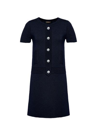 Abito lavorato a maglia blu navy con maniche corte, texture a coste sulle spalle, cinque bottoni argentati, due tasche frontali, forma a campana e scollo rotondo.