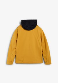 Gul jakke med en sort, quiltet hætte. Har lange ærmer og en glat tekstur. Inkluderer sidelommer for funktionalitet.