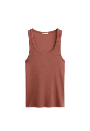 Top a costine in colore terracotta, con scollatura rotonda e ampi fori per le braccia, realizzato in un tessuto morbido e leggero.