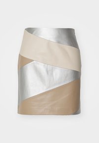 Lærskjørt med lagdelte diagonale paneler i beige, lysegrå og sølv. Jevn tekstur med en tettsittende design og glidelås lukking.