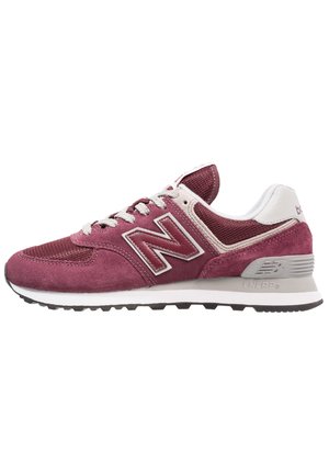 Bordowo-białe buty sportowe New Balance z zamszowymi i siateczkowymi panelami, białymi sznurowadłami oraz amortyzowaną podeszwą z logo na pięcie.