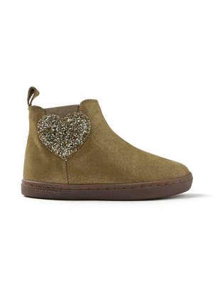 Stivali alla caviglia in suede oliva con un accento a forma di cuore scintillante in glitter dorato e argentato. Suola in gomma e linguetta per una facile calzata.