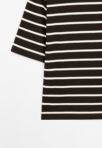 Braun-weiß gestreifter Stoff für ein kurzärmeliges Shirt, mit glatter Textur und abgerundetem Saum.