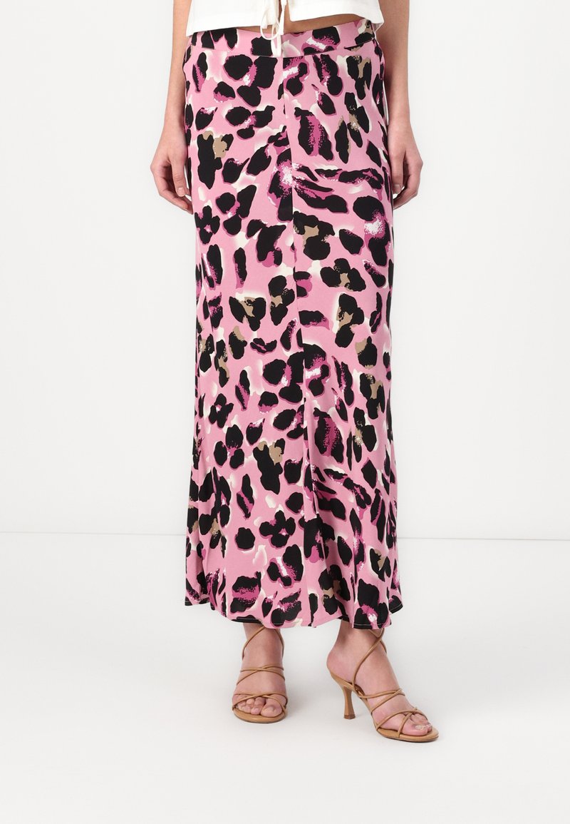 Rosa midikjol med svart och beige leopardmönster, tillverkad av slät tyg, med en sidoflik och en rak silhuett.