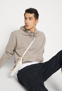 Nike Sportswear CLUB HOODIE REVIVAL - Felpa con cappuccio - olive grey