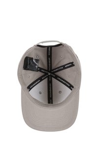 Căciulă de baseball gri văzută din partea de sus, arătând căptușeala interioară, etichetele și detaliile de cusătură. Numele mărcii "Rocawear" este vizibil în interior.