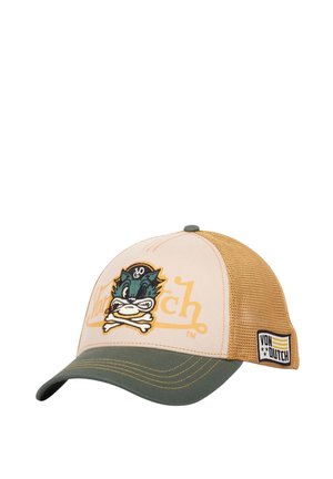 Gorra de béisbol con parte frontal beige, visera verde, parte trasera de malla amarilla y logo de lobo caricaturesco con huesos cruzados en el panel frontal. Parche "Von Dutch" en el lateral.