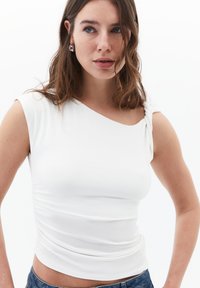 MIT FIGURBETONTE FORM - T-shirt imprimé - ice milk